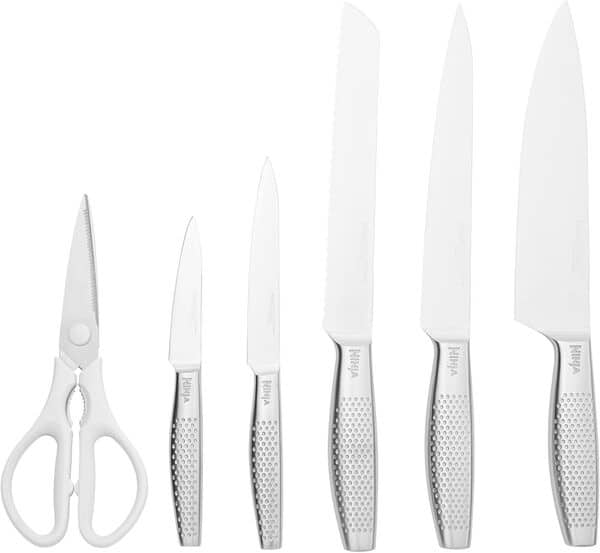 Ninja StaySharp Ensemble de couteaux 6 pièces en acier inoxydable avec aiguiseur intégré, ciseaux de cuisine et couteaux de chef, à trancher, à pain, tout usage et d'office, blanc, K62006EUWH