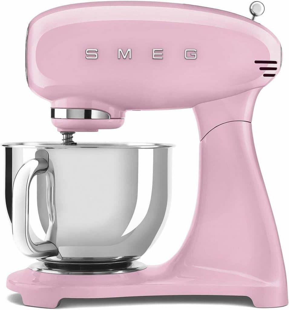 Test du robot sur socle Smeg SMF03PKEU : performance et design en rose
