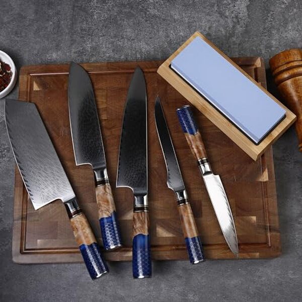 Découvrez notre test complet des couteaux en acier damas avec pierre à aiguiser japonaise : performance, design et entretien guide pour des ustensiles toujours affûtés