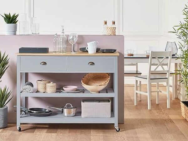 Explorez notre test complet de la desserte cuisine rétro Beliani : mobilier pratique avec roulettes et étagères pour une organisation efficace